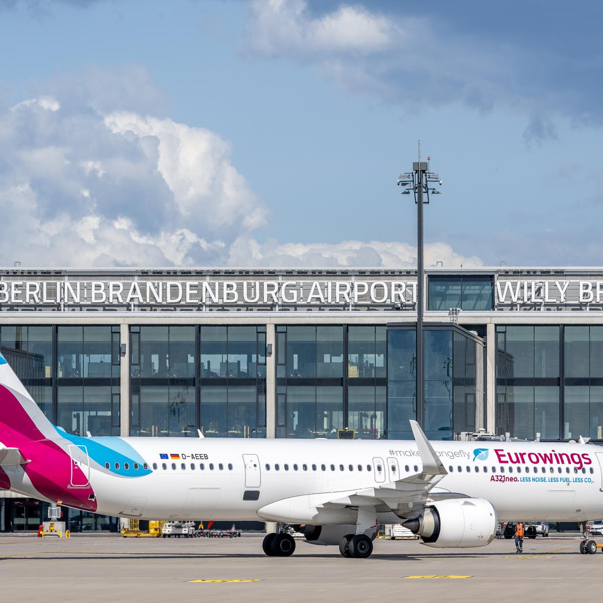 Eurowings Maschine auf dem Rollfeld des Terminal 1 am Flughafen Berlin Brandenburg