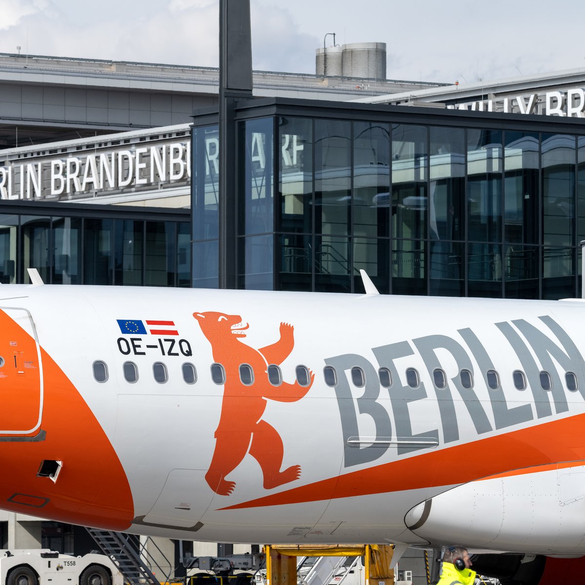 Vorfeld Flughafen Berlin Brandenburg mit BERLIN gebrandeter Maschine