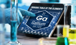 Bild zeigt eine menschliche Hand in einer Laborumgebung die auf ein Display zeigt. Das Display zeigt einen Ausschnitt aus dem periodensystem, im Speziellen die Angaben zum Element Gallium.