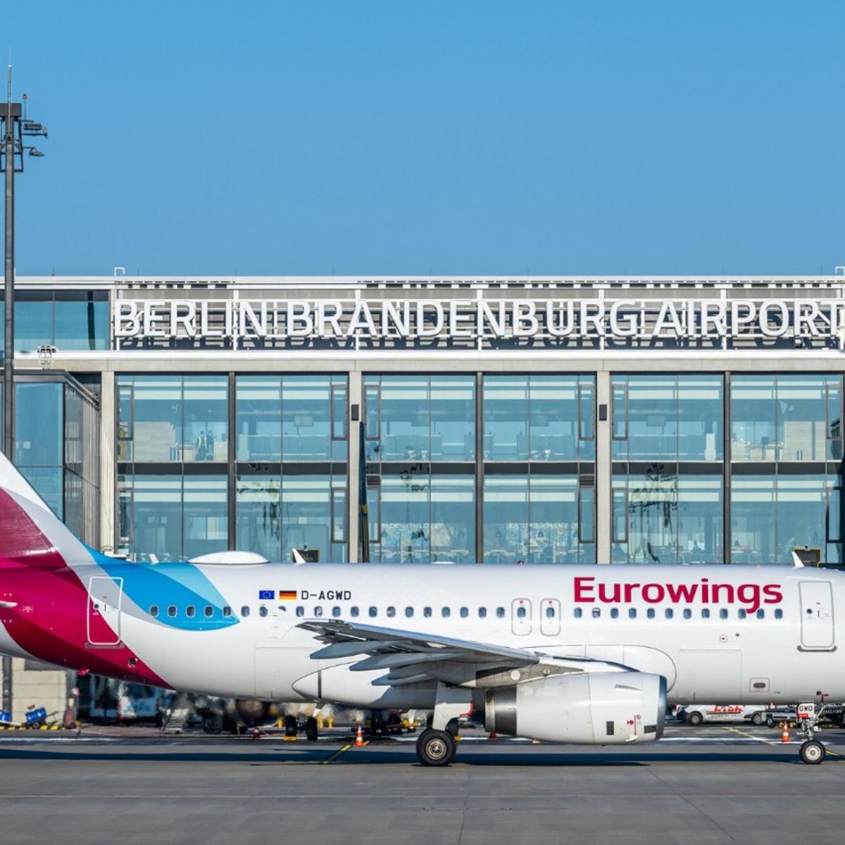 Bild von einer Eurowings Maschine vor dem BER Terminal 1 (Rollfeld) zu Nachricht: Eurowings startet mit neuen Strecken