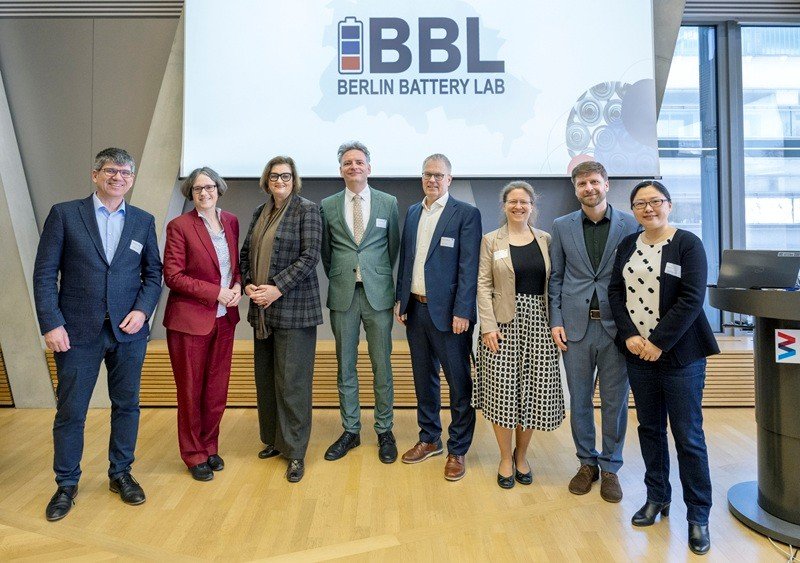 V.l.n.r.: Prof. Bernd Rech, Prof. Julia von Blumenthal, Dr. Ina Czyborra, Prof. Philipp Adelhelm, Prof. Ulrich Panne, Saskia Vormfelde, Dr. Tim Fellinger, Prof. Yan Lu