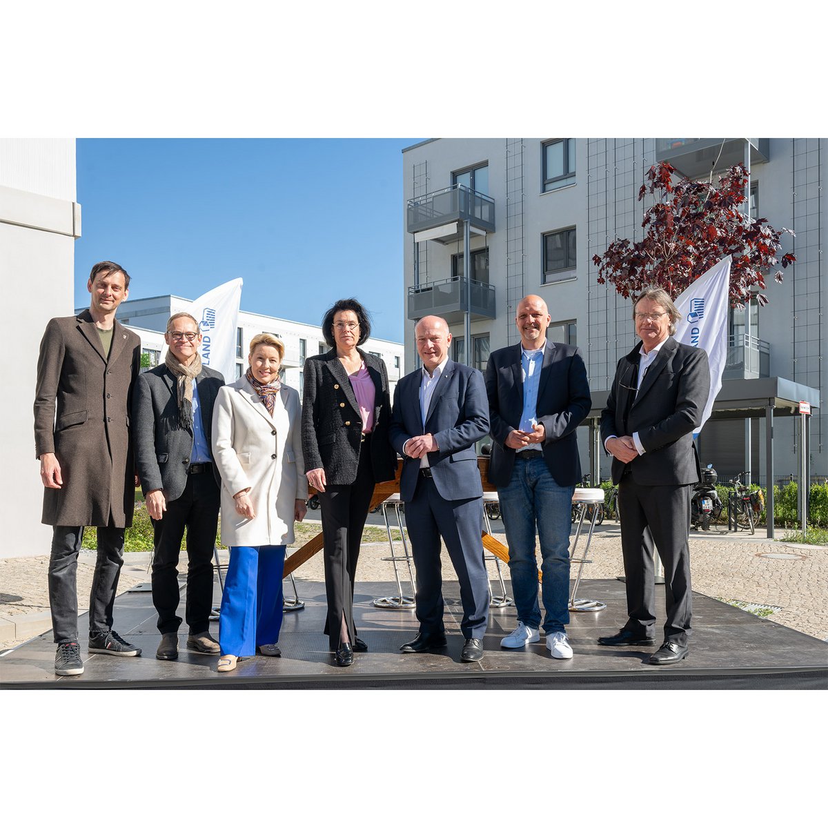 V.l.n.r.: Martin Hikel, Bezirksbürgermeister Neukölln; Michael Müller, Regierender Bürgermeister von Berlin a.D.; Franziska Giffey, Regierende Bürgermeisterin von Berlin a.D., Senatorin für Wirtschaft, Energie und Betriebe sowie Bürgermeisterin von Berlin; Natascha Klimek, Geschäftsführerin STADT UND LAND; Kai Wegner, Regierender Bürgermeister von Berlin; Stephan Machulik, Staatssekretär in der Senatsverwaltung für Stadtentwicklung, Bauen und Wohnen; Ingo Malter, Geschäftsführer STADT UND LAND 