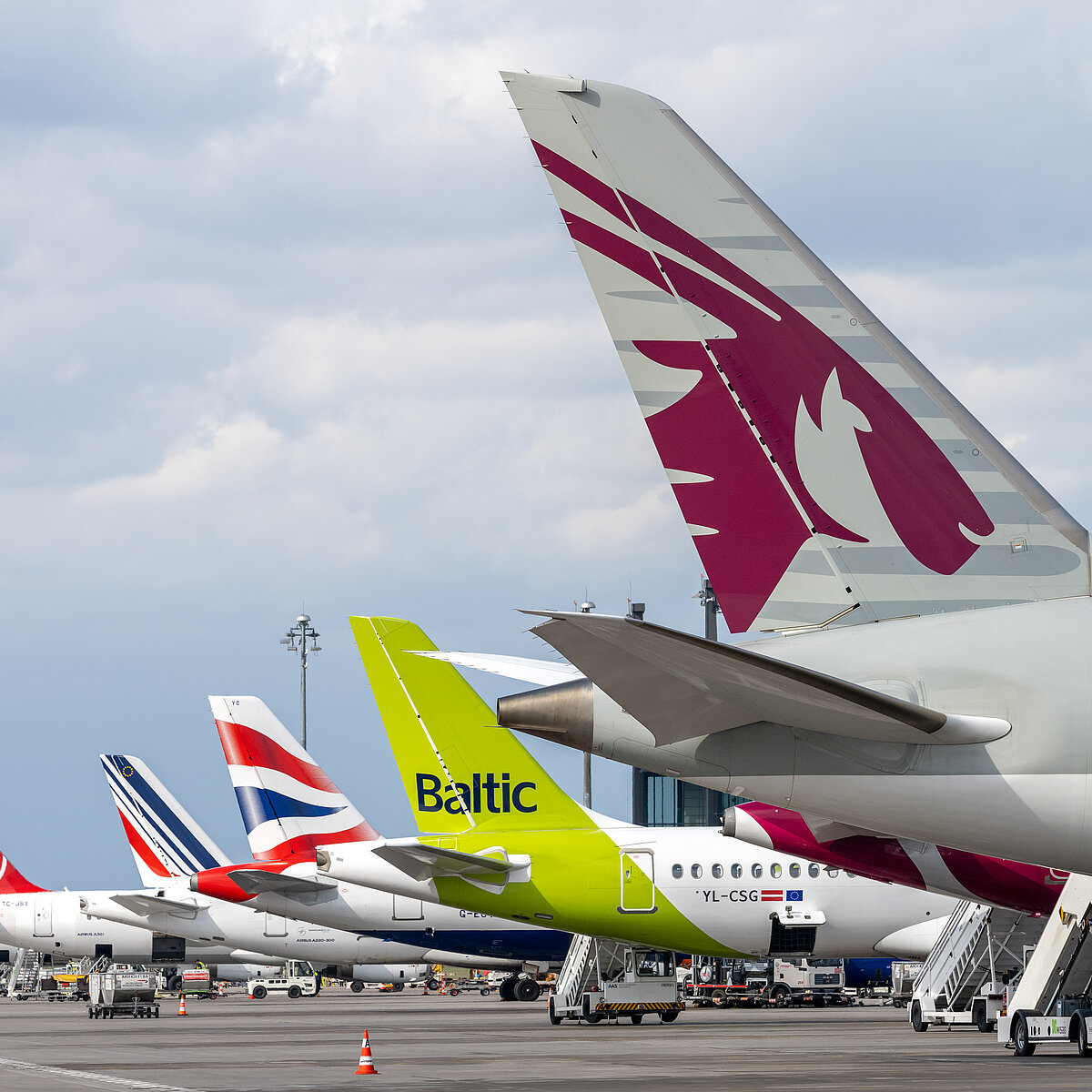 Verschiedene Flugzeuge mit unterschiedlichen Brandig auf dem Vorfeld am BER