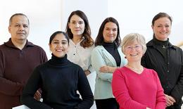 Gruppenfoto von sechs Personen aus dem Team des Clinical Incubators CLIC Berlin. Drei Personen stehen in der vorderen Reihe, drei weitere im Hintergrund. Alle blicken freundlich in die Kamera, der Hintergrund ist hell und modern gestaltet.