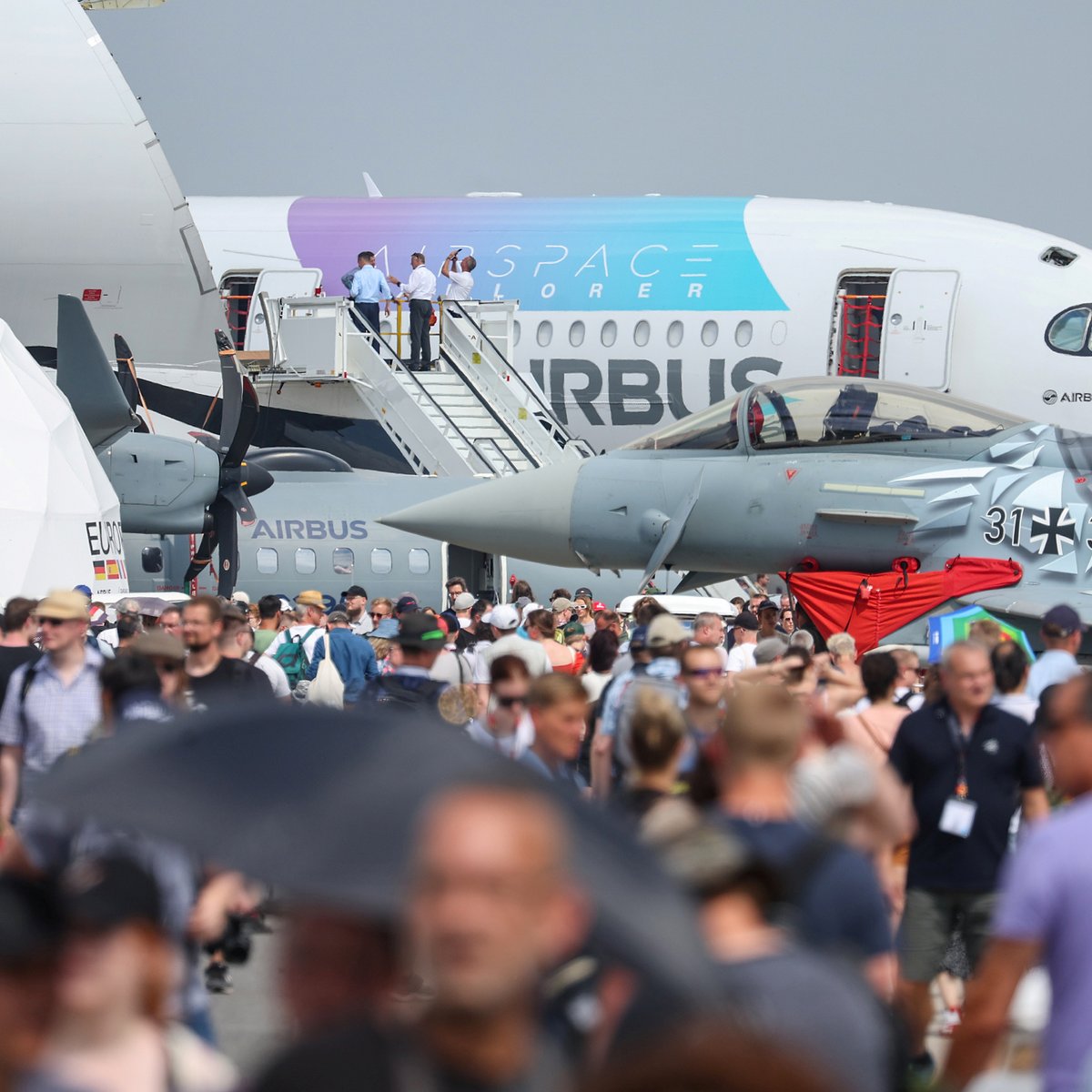Werbebild für die ILA 2024 - Messebesucher auf dem Vorfeld mit vielen Flugzeugen 