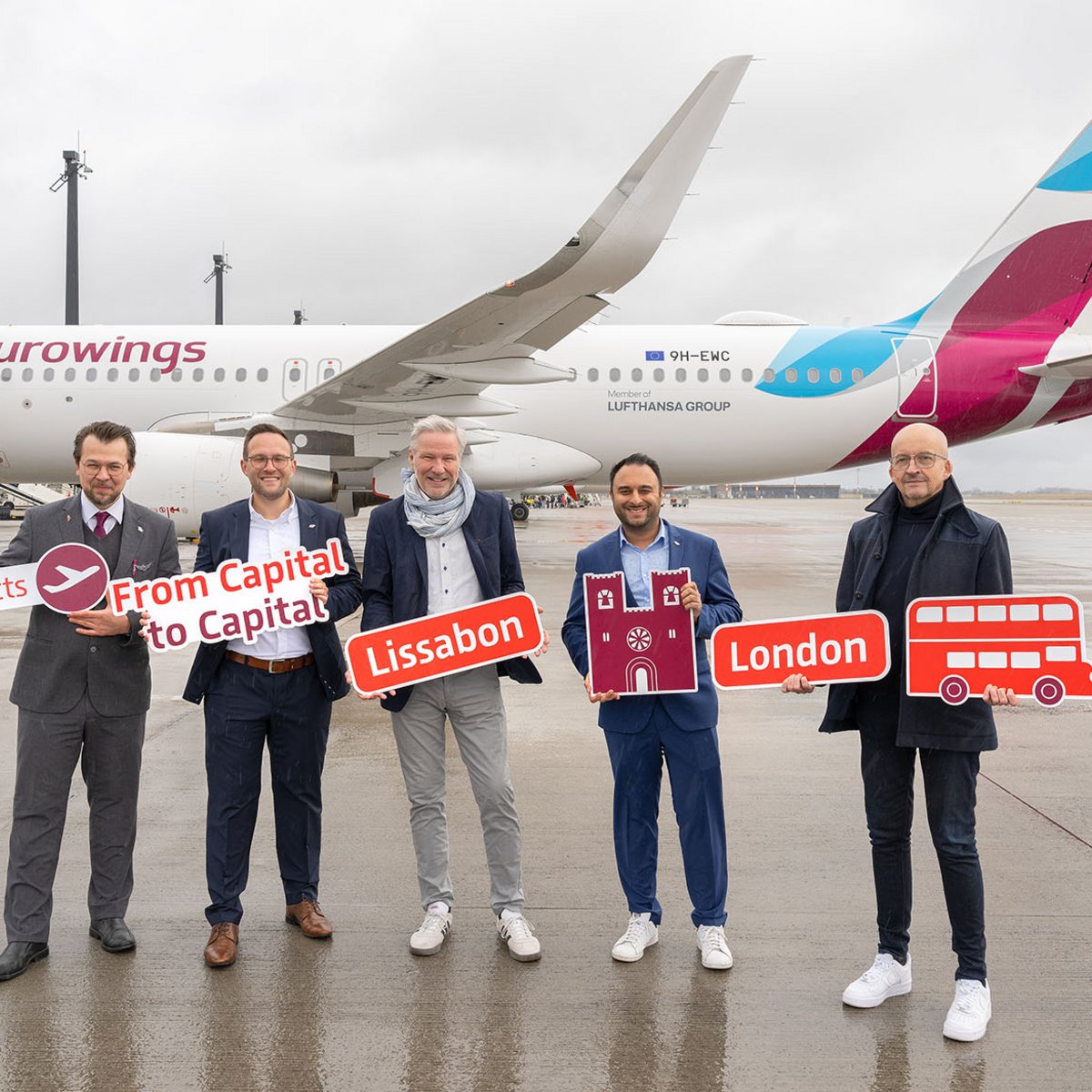 Crew vor einer Eurowings Maschine zum Ausbau der Verbindungen ab BER