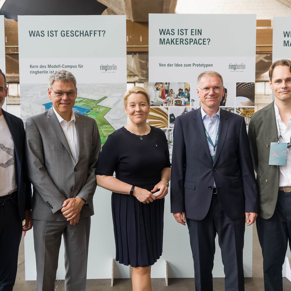 v.l.n.r.: Berlin Partner CEO Dr. Stefan Franzke, Bezirksbürgermeister Tempelhof-Schöneberg Jörn Oltmann, Berlins Bürgermeisterin und Senatorin für Wirtschaft, Energie und Betriebe Franziska Giffey, Member Board of Directors Schindler Holding AG Günter Schäuble und ringberlin-Geschäftsführer Matthias Menger im künftigen Makerspace auf dem Modell-Campus ringberiln 