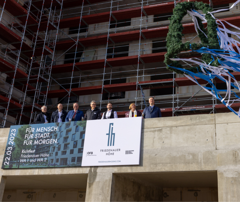 Richtfest in Friedenau - Richtkranz mit v.l.n.r.: Thomas Löbel, Leiter Projektentwicklung der OFB; Vincent L. M. Mulder, Geschäftsführer der Kondor Wessels Wohnen Berlin; Klaus Kirchberger, Vorsitzender der Geschäftsführung der OFB; Jörn Oltmann, Bezirksbürgermeister Tempelhof-Schöneberg; Sörmen Steuer, Geschäftsführer der ABF Dachdeckermeister GmbH; Angelika Schöttler, stellvertretende Bezirksbürgermeisterin Tempelhof-Schöneberg; Carsten Sellschopf, Geschäftsführer der Instone