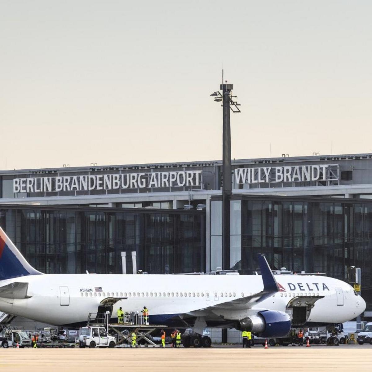 Eine Delta Airline Maschine steht vor einem Gates des Flughafens BER und wird entladen.