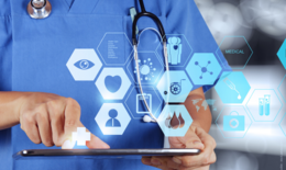 Das Bild zeigt eine Person mit Arztkittel und umgehängten Stethoskop mit einem Tablet in der Hand. Das Bild ist ein Sinnbild der digitalen Vernetzung und Einbindung von künstlicher Intelligenz