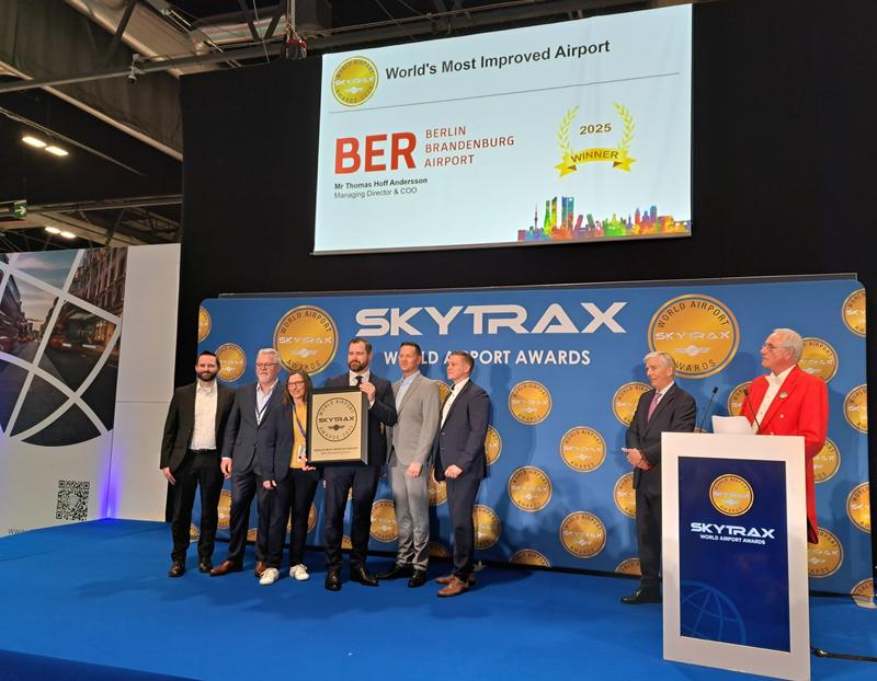 Aletta von Massenbach nimmt World Airport Award entgegen