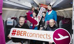 Bild zur neuen Destination ab BER: Andreas Ley, Senior Key Account Manager, Flughafen Berlin Brandenburg GmbH (1.v.l. vorn) und Stefan Nitert, Basemanager BER, Eurowings (1.v.r. vorn) und die Crew des Erstfluges freuen sich über die neue Destination ab BER
