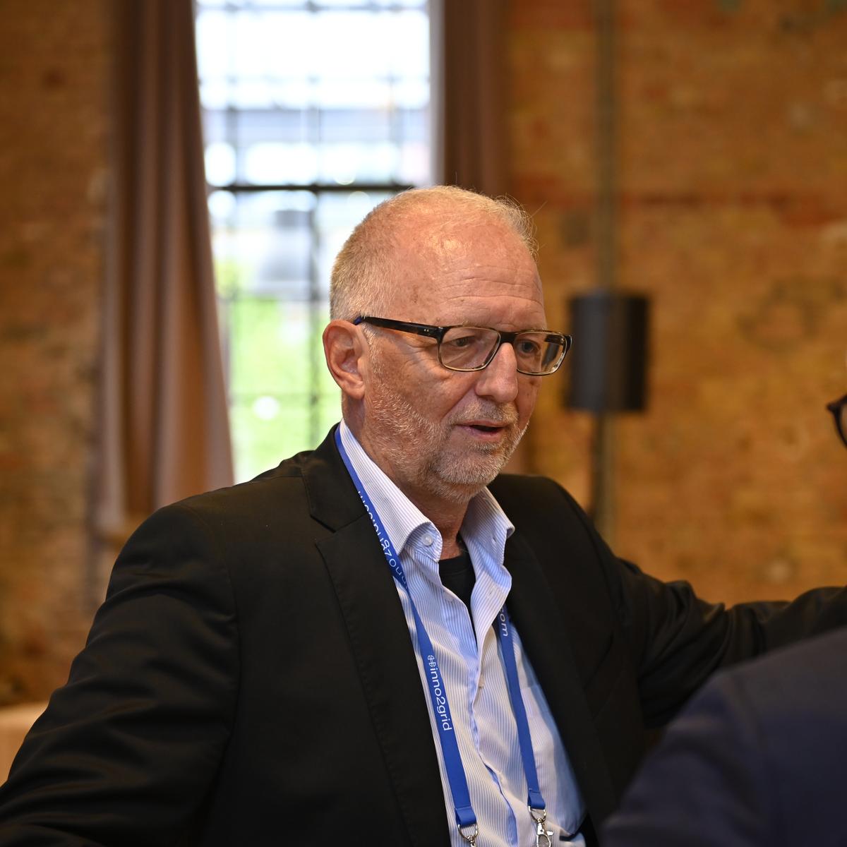 Frank Christian Hinrichs, Geschäftsführer der inno2grid, feiert das 10-jährige Bestehen des Unternehmens