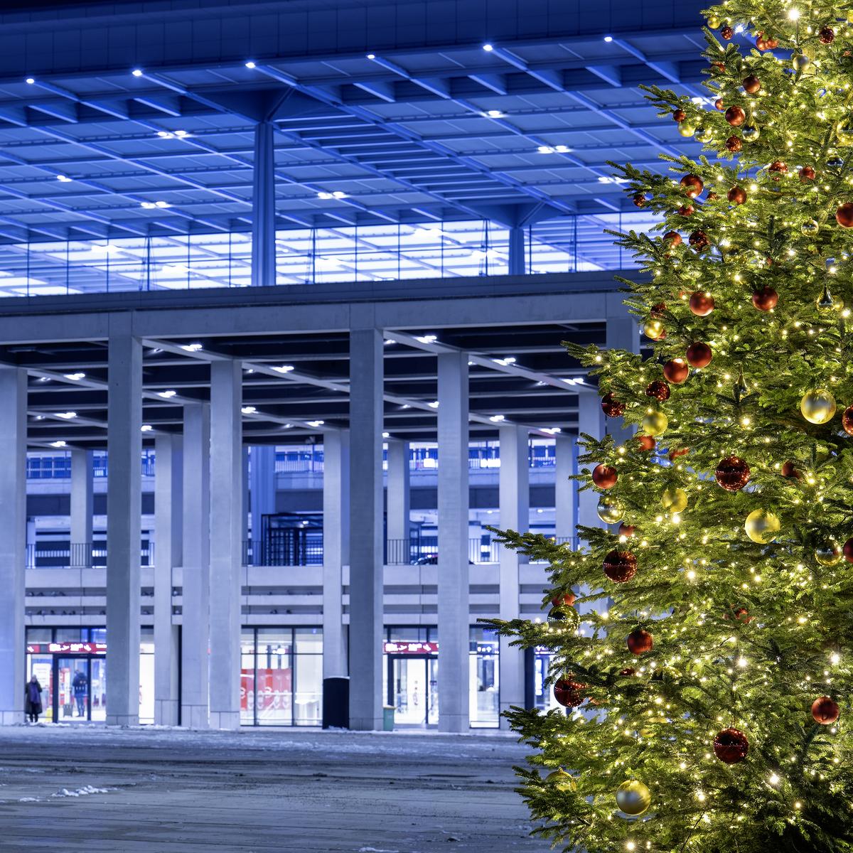 Bild mit Weihnachtsbau vor dem BER Terminal 1 in Schönefeld zur Verkehrsstatistik November 2024