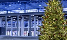 Bild mit Weihnachtsbau vor dem BER Terminal 1 in Schönefeld zur Verkehrsstatistik November 2024