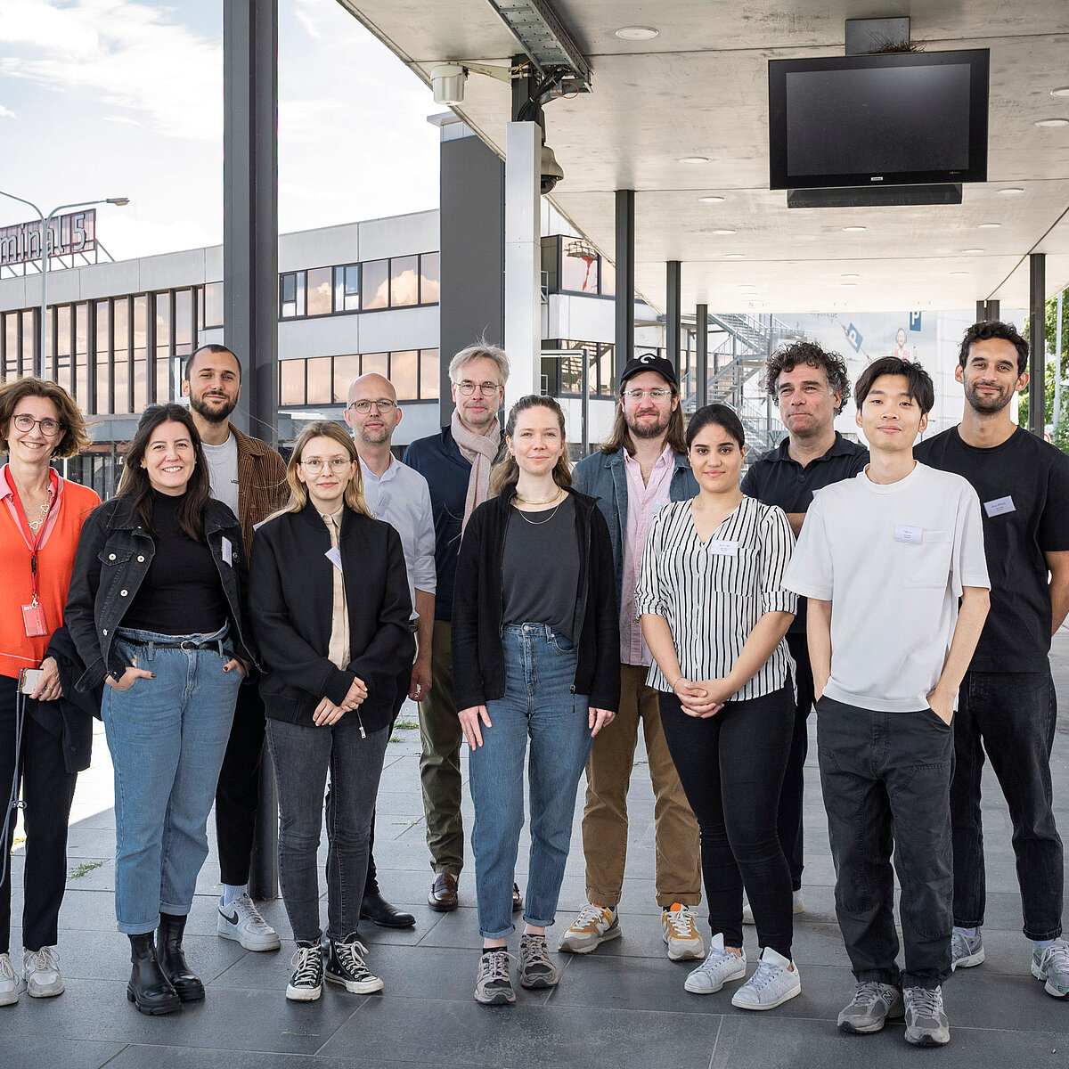 Ideenwettbewerb für Quartier SXF 2.0 am BER gestartet, Teilnehmende Architekturbüros vor dem alten Terminal 5 in Berlin-Schönefeld