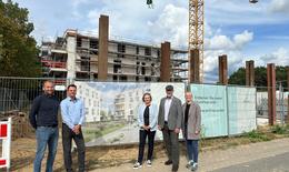 Pressebild zum Richtfest Finkengarten in Wildau mit Alexander Haß, Regionsleiter Berlin Lars Lieske, Geschäftsführerin Bonava Sabine Helterhoff, Bürgermeister Frank Nerlich und Projektleiterin Jona Jamrozy