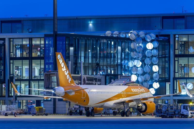 easyJet Flugzeug vor dem Terminal 1 am Flughafen Berlin Brandenburg