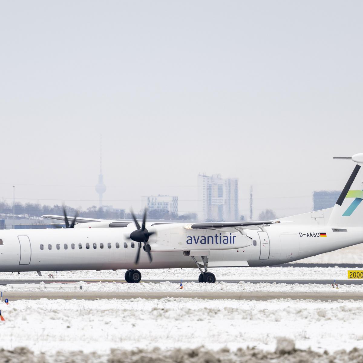 Air Uniqon Maschine auf dem verschneiten BER Rollfeld.