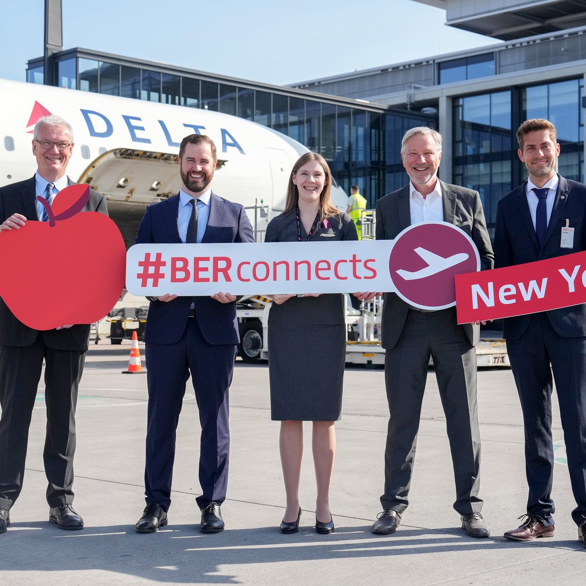 Erstflug Delta Airlines vom Flughafen Berlin Brandenburg nach Newark. Vor der Delta-Maschine stehen folgende Personen: Thomas Brandt, Regional Manager Sales Central & Eastern Europe Delta Air Lines, Thomas Hoff Andersson, Geschäftsführer Operations Flughafen Berlin Brandenburg GmbH, Kayleigh Jarrell, Operations Service Manager Delta Air Lines, Andreas Ley, Ref.Key Account & Business Development Flughafen Berlin Brandenburg GmbH und Dominik Van den Berg, Global Sales Account Executive Germany, Switzerland, Central & Eastern Europe Delta Air Lines 