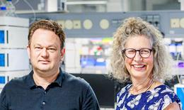 Ein Mann und eine Frau vor Produktionsgeräten.