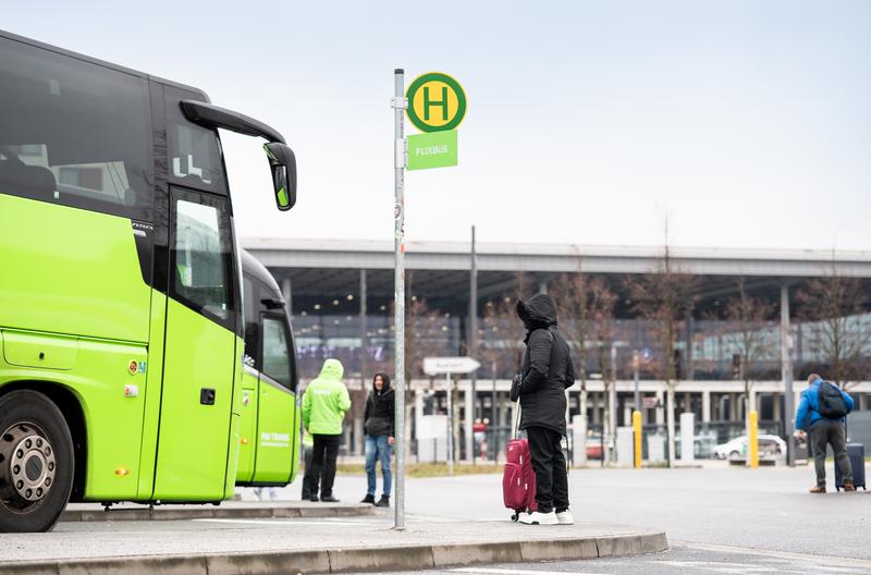 Bild von einem Bus vor dem Terminal 1 Flughafen Berlin Brandenburg