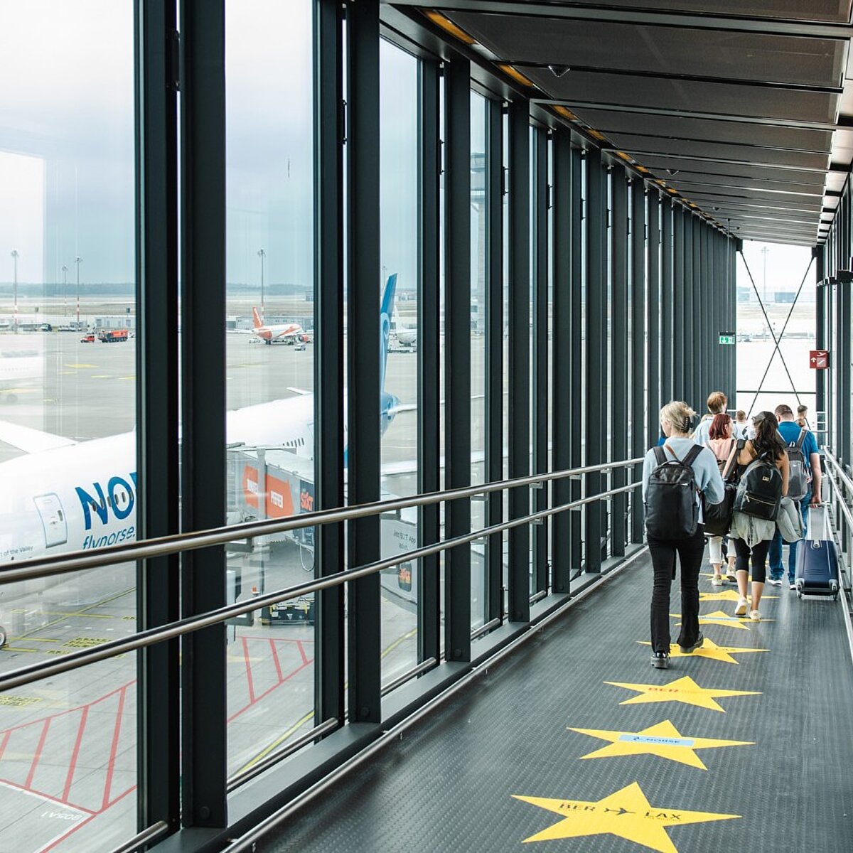 Reisende boarden den Erstflug nach Los Angeles