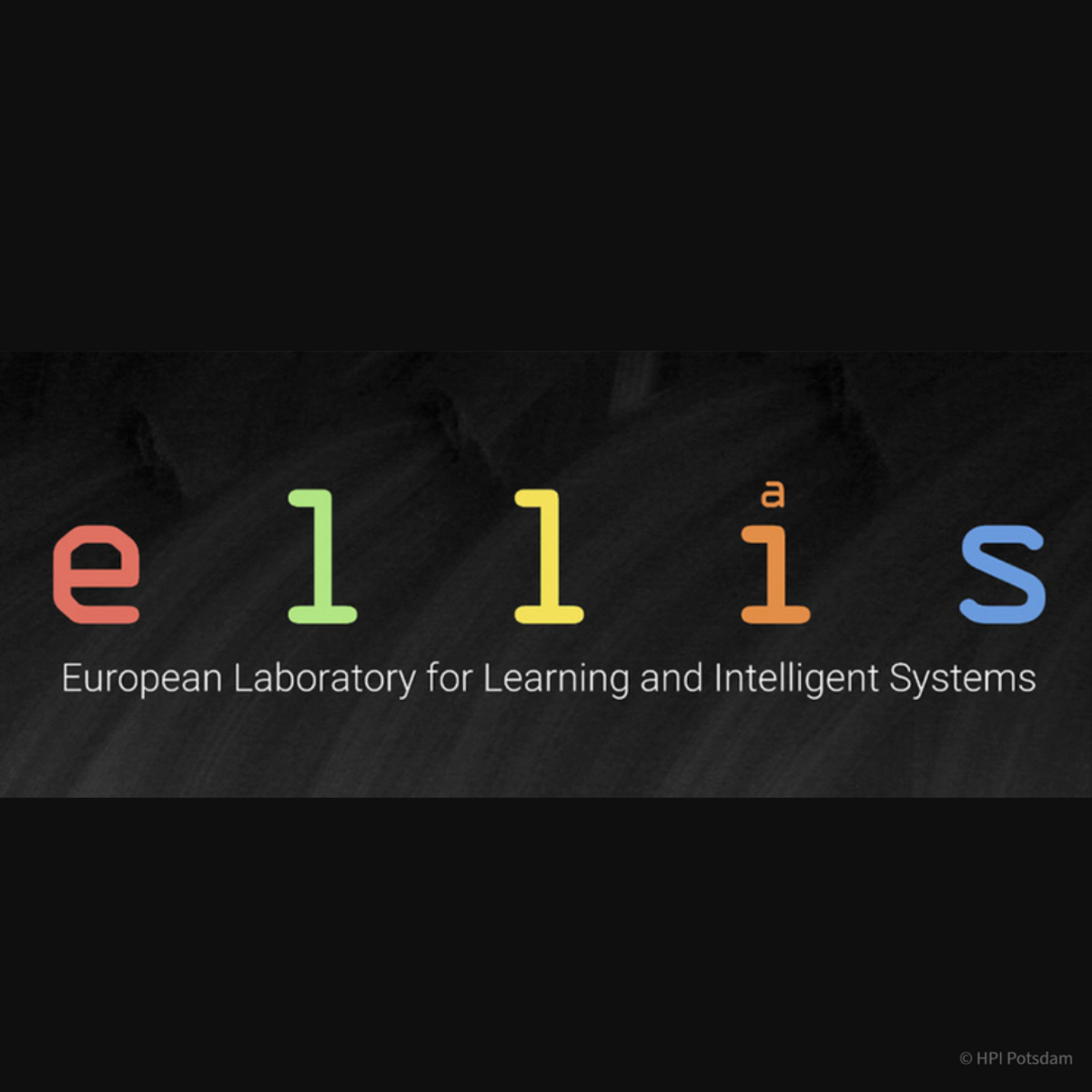 Die Buchstaben E-L-L-I-S. Das steht für European Laboratory for Learning and Intelligent Systems. ELLIS ist ein europaweites KI-Exzellenznetzwerk. Es stützt sich auf maschinelles Lernen als treibende Kraft für moderne KI und zielt darauf ab, die internationale Führung von KI made in Europe dauerhaft zu sichern.