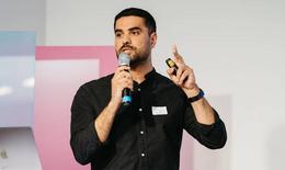 Uirá Souto Melo, CEO & Co-Gründer von Lucid Genomics spricht in ein Mikrofon
