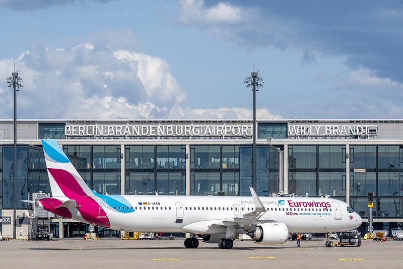 Foto einer Eurowings Maschine vor dem Terminal 1 BER 