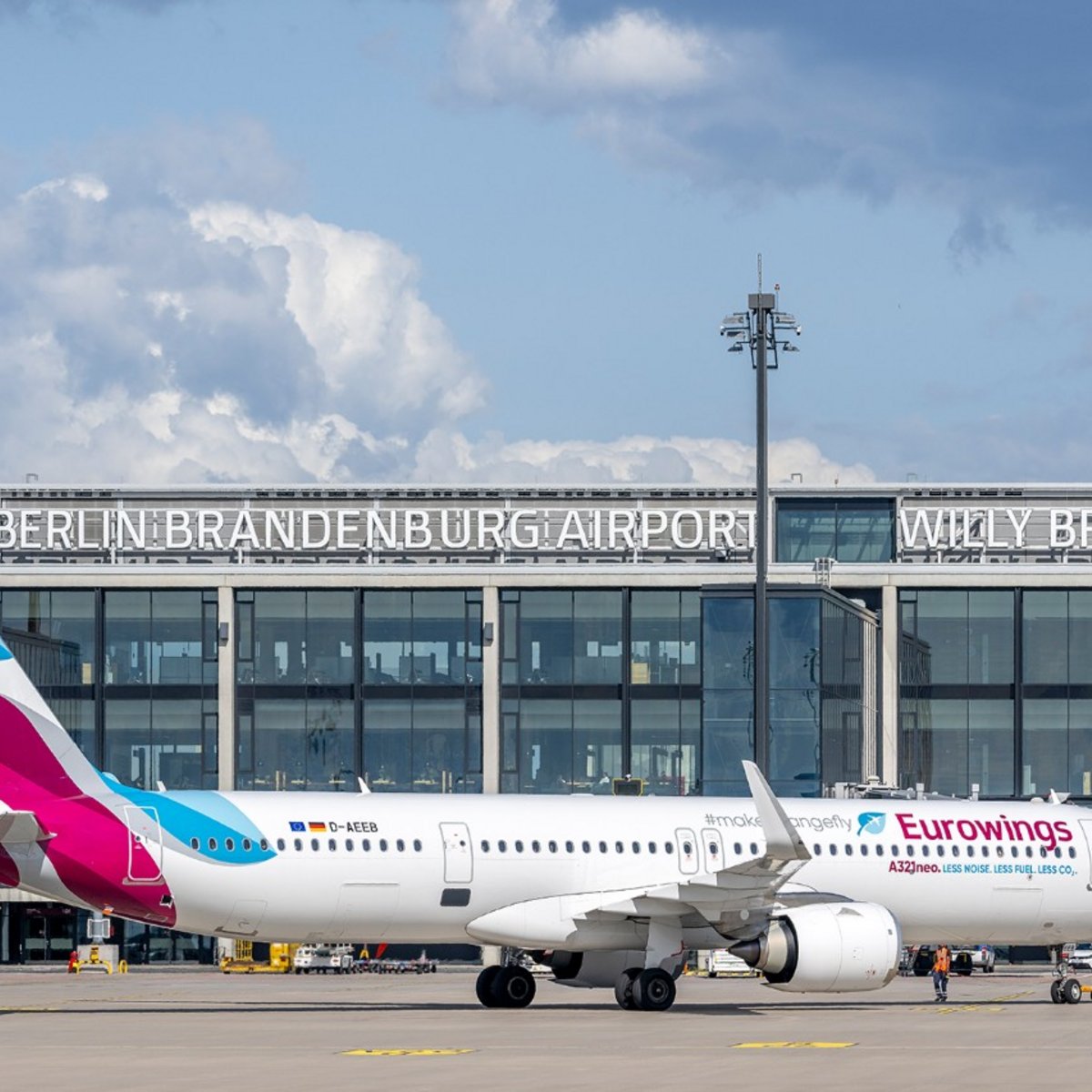 Foto einer Eurowings Maschine vor dem Terminal 1 BER 