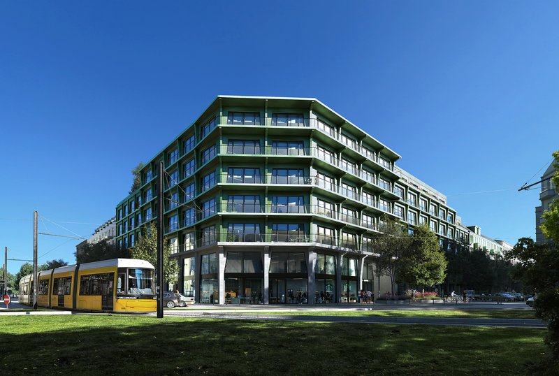 Foto des HAINWERK-Bürogebäudes in Berlin mit Straßenbahn im Vordergrund