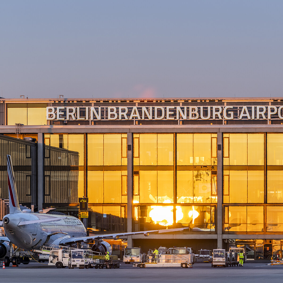 Vorfeld Flughafen Berlin Brandenburg im Sonnenuntergang