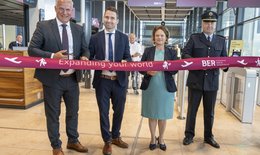 Folgende Personen schneiden symbolisch ein Banner für die Eröffnung der 24 neuen CT-Scanner am Flughafen Berlin Brandenburg durch: Alexander Rund, Director Sales North & East Europe Smiths Detection;  Leonhard Menz, Geschäftsführer Operations bei Securitas Aviation Deutschland; Aletta von Massenbach, Vorsitzende der Geschäftsführung der Flughafen Berlin Brandenburg GmbH; Thomas Mania, Inspektionsleiter der Bundespolizeiinspektion am BER.