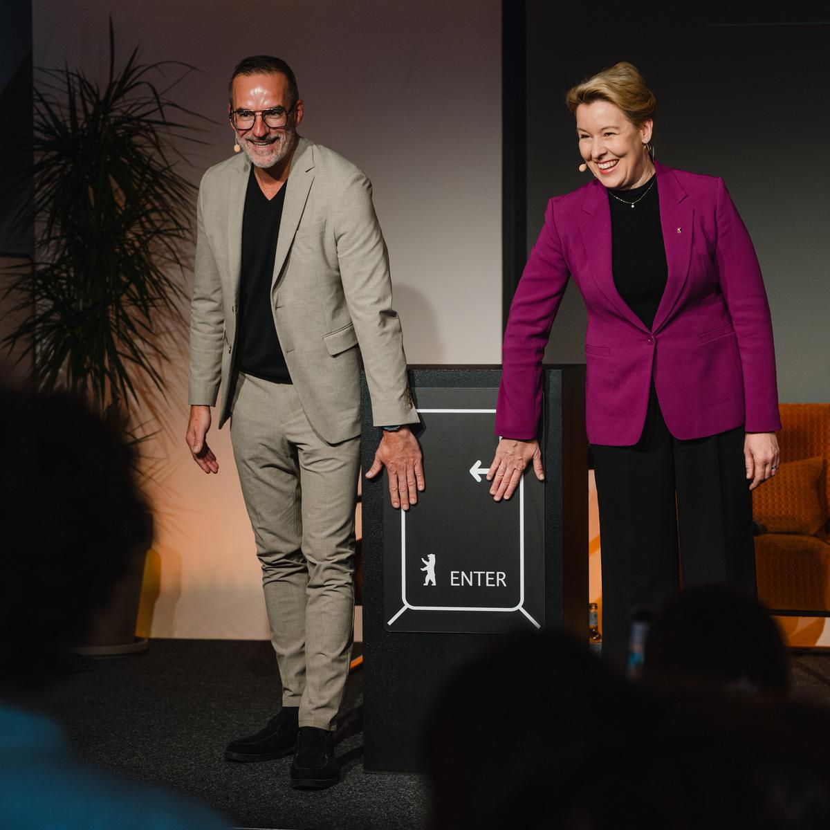 Eröffnung des #ai_berlin hub durch Franziska Giffey, Bürgermeisterin und Senatorin für Wirtschaft, Energie und Betriebe, sowie Dr. Stefan Franzke, Geschäftsführer von Berlin Partner.