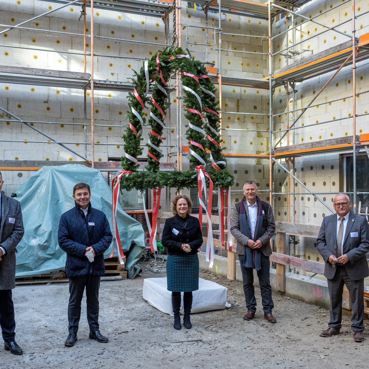 Richtfest für das IntercityHotel am BER: v.l.n.r. Christian Kaschner, Geschäftsführer IntercityHotel GmbH; Dr. Wolfgang Dietz, Vorstandsvorsitzender Dietz AG; Aletta von Massenbach, Vorsitzende der Geschäftsführung der Flughafen Berlin Brandenburg GmbH; Olaf Schöpe, Präsident DEHOGA Brandenburg; Christian Hentschel, Bürgermeister der Gemeinde Schönefeld
