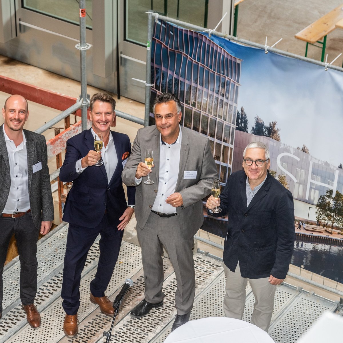 Richtfest SHED (v.l.n.r.: David Noll (DERECO), Stefan Klingsöhr (KLINGSÖHR Unternehmensgruppe), Dr. Thorsten Bagschik (SRH Hochschule), Ivan Reimann (Müller Reimann Architekten)