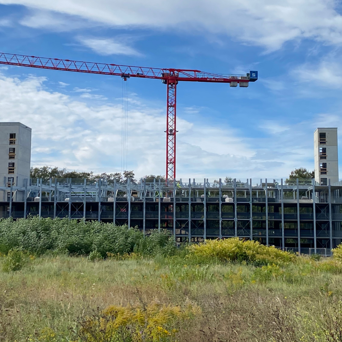 Fotografie des Parkhauses mit Kran