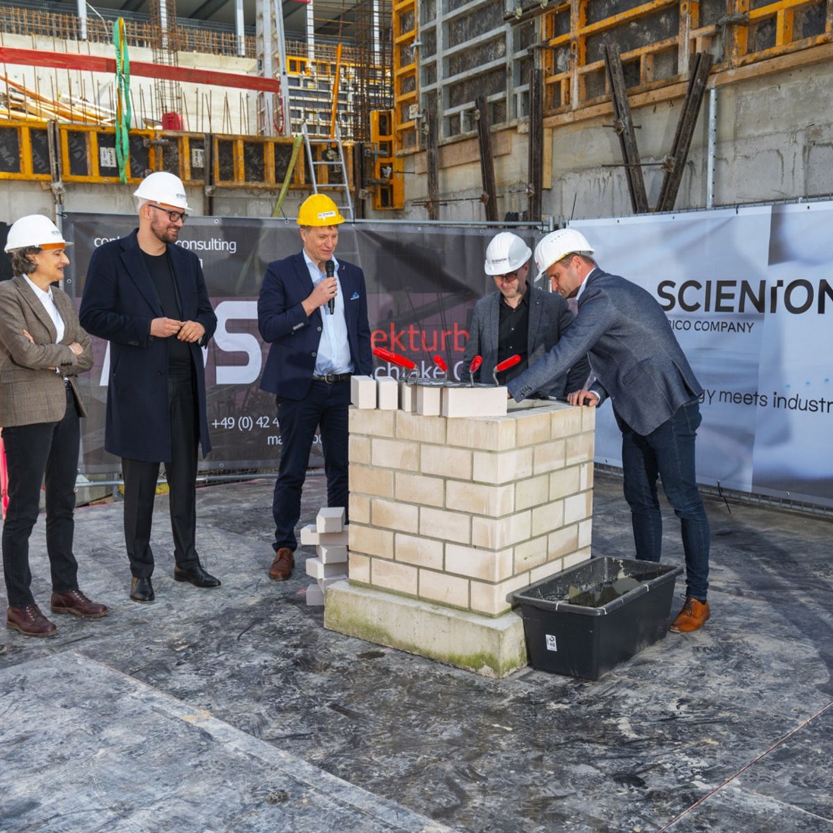 Grundsteinlegung: v.l.n.r. Dr. Gregor Gysi, Dr. Viola Bronsema, Staatssekretär Michael Biel, Dr. Holger Eickhoff, Dipl.-Ing. Jürgen Schlake (Architekt), Dipl.-Ing. Rudolf Wolff, Oberbauleiter (Firma Lupp) und Dr. Kai Uwe Bindseil