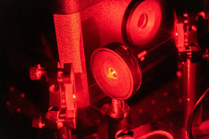 Teil des Versuchsaufbaus für ein quantenphysikalisches Experiment im Labor des Instituts für Physik der Humboldt-Universität zu Berlin, Campus Adlershof.