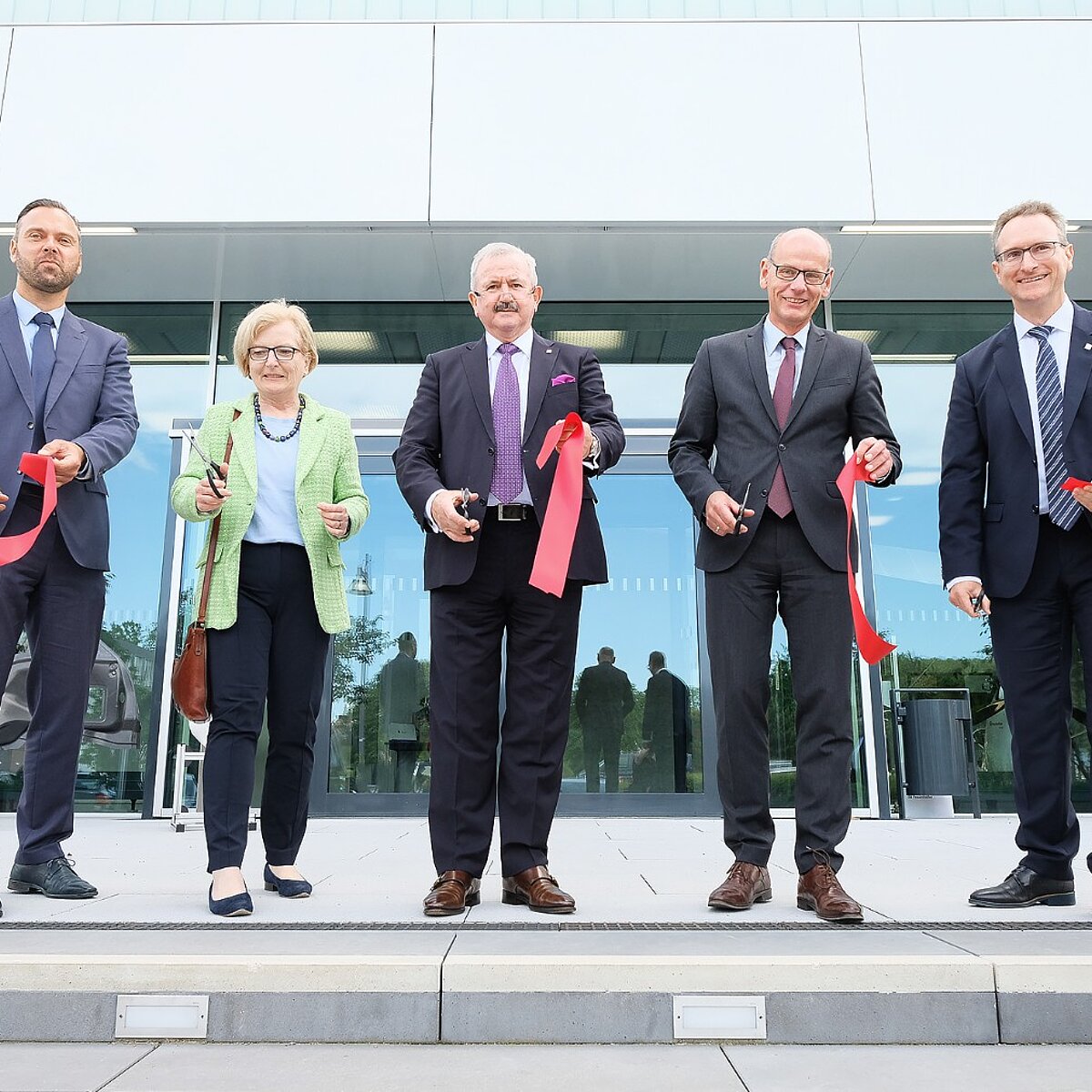 Einweihung des neuen Büro- und Laborgebäudes des Fraunhofer IAP am Standort Wildau. v.l.: Prof. Holger Seidlitz, Fraunhofer IAP / Leiter Forschungsbereich PYCO; Prof. Ulrike Tippe Präsidentin TH Wildau; Prof. Reimund Neugebauer, Präsident der Fraunhofer-Gesellschaft; Steffen Weber, Staatssekretär MWFK Brandenburg; Prof. Alexander Böker, Leiter Fraunhofer IAP