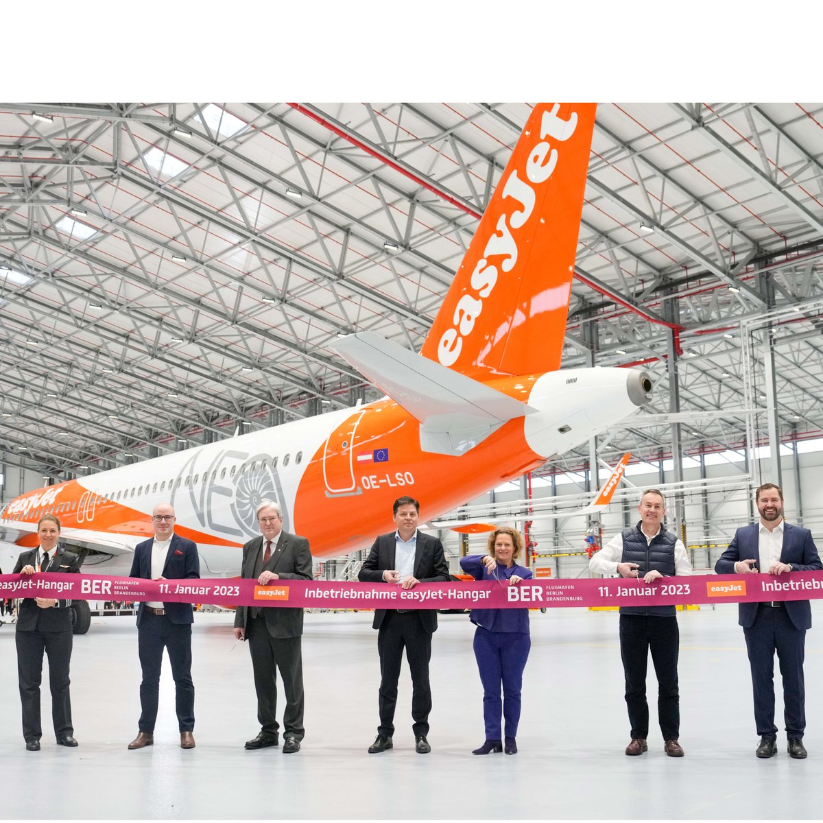 Symbolische Eröffnung vom easyJet-Wartungshangar mit Ribbon Cutting am BER