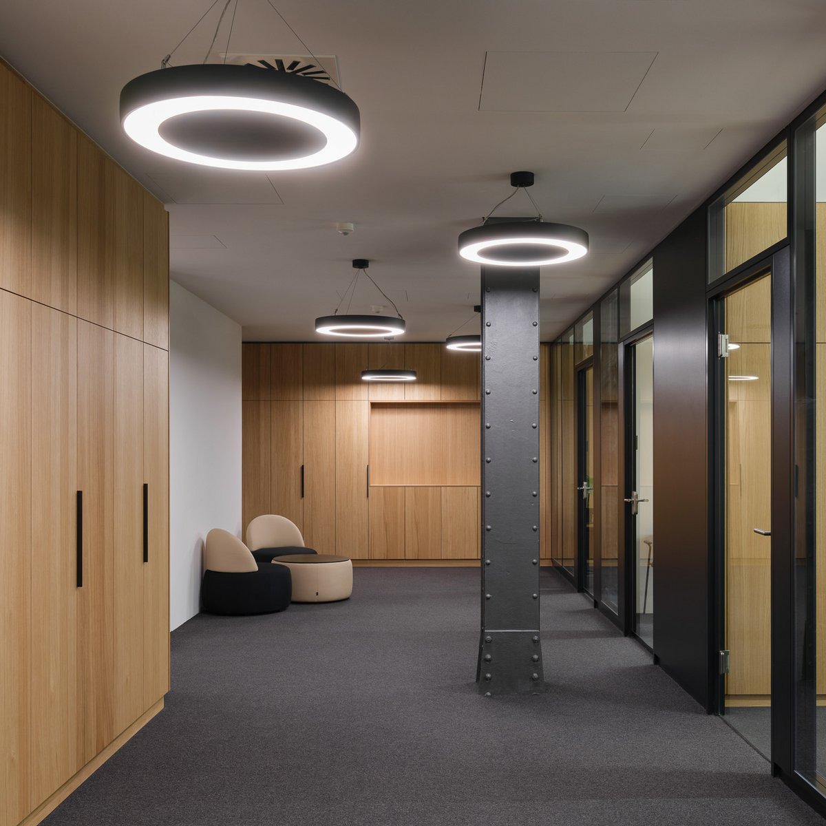 Foto des Büros Interior/Eingang mit moderner Beleuchtung