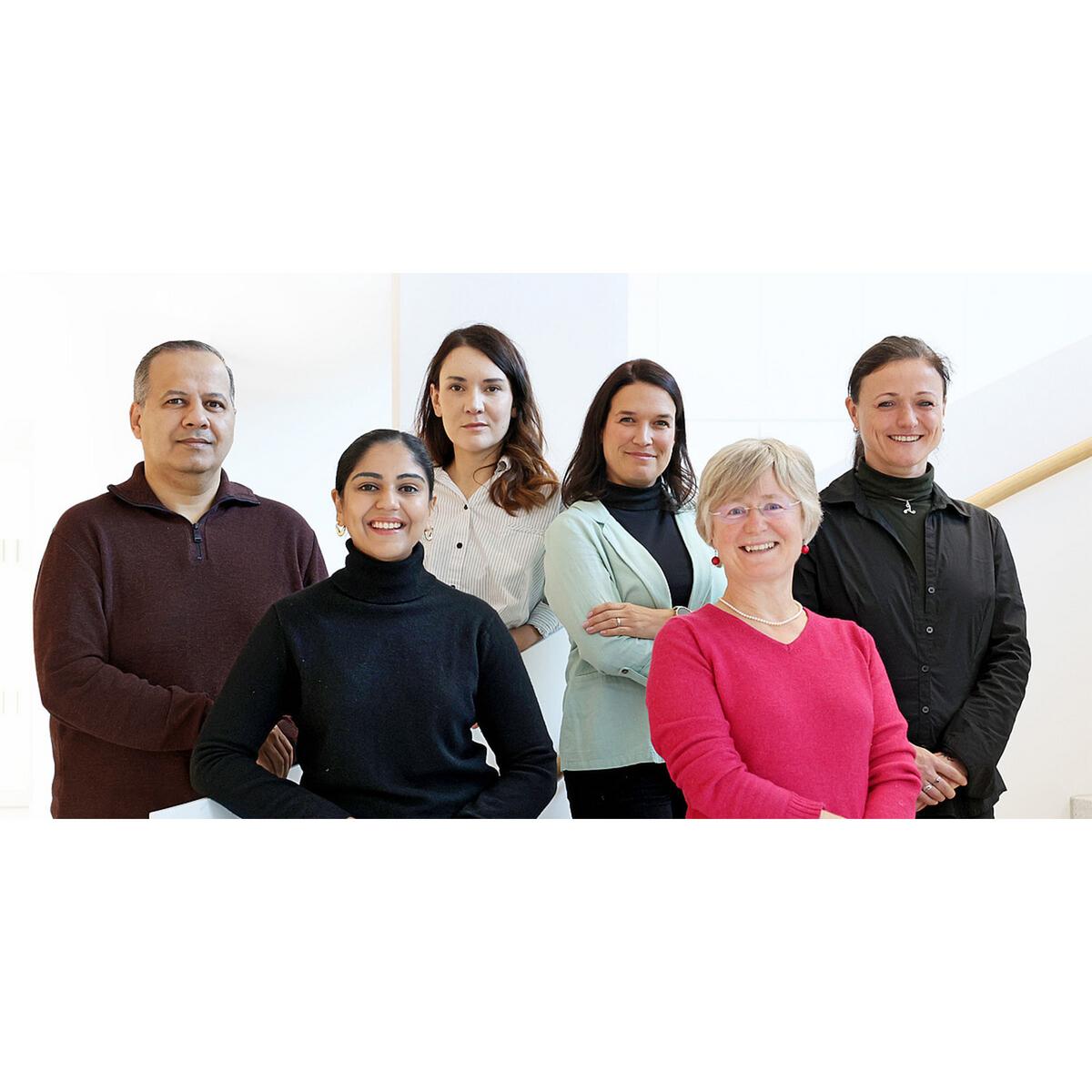 Gruppenfoto von sechs Personen aus dem Team des Clinical Incubators CLIC Berlin. Drei Personen stehen in der vorderen Reihe, drei weitere im Hintergrund. Alle blicken freundlich in die Kamera, der Hintergrund ist hell und modern gestaltet.