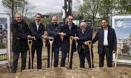 Symbolischer Spatenstich für das neue Hotelgebäude Ramada Encore by Wyndham Berlin Airport. Folgende Personen stehen mit Spaten auf der Baufläche: Herr Müller – SMAP Architektur- und Generalplanung GmbH Kerr Kimling – PORR GmbH & Co. KGaA Herr Konter - signo hospitality GmbH Herr Ossenkop – SWH Airporthotel Schönfeld GmbH Herr Hentschel - Bürgermeister von Schönefeld Herr Woods - WYNDHAM Hotel & Resorts