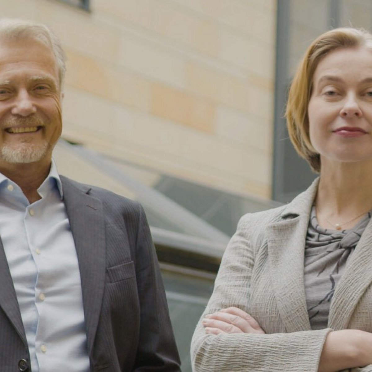 Bild zeigt Dr. Dirk Schlesinger, Leiter des TÜV AI Lab und Dr. Petra Ritter, Leiterin des TEF-Health 