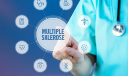 Bild zeigt medizinische Person im Bildausschnitt, mit Stetoskop um den Hals, die mit einem Finger auf eine animierte Fläche tippt. Die Animation ist eine Anordnung von Kreisen um das Wort "Mutliple Sklerose", In den Kreisen sind medizinische Piktogramme.