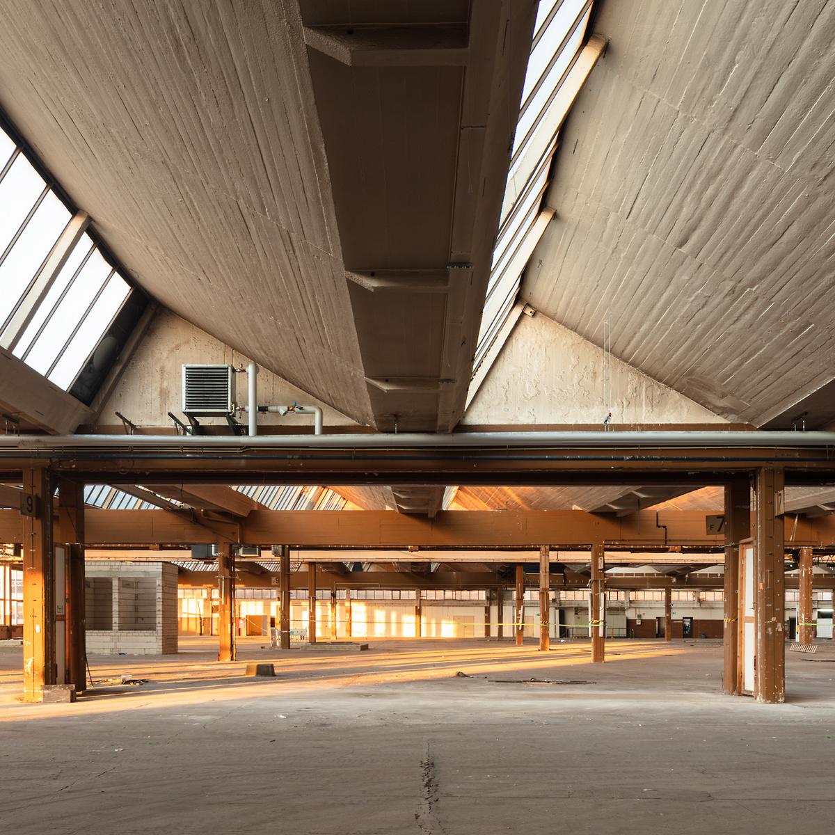 Foto der großen lichtdurchfluteten Halle 