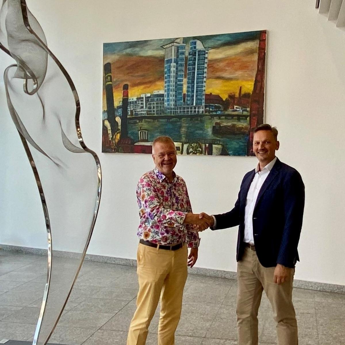 Stefan Dietzold, Niederlassungsleiter Berlin/Leipzig bei WALTER und Jan Lieback, Geschäftsführer der GUTcert GmbH im Foyer händeschüttelnd