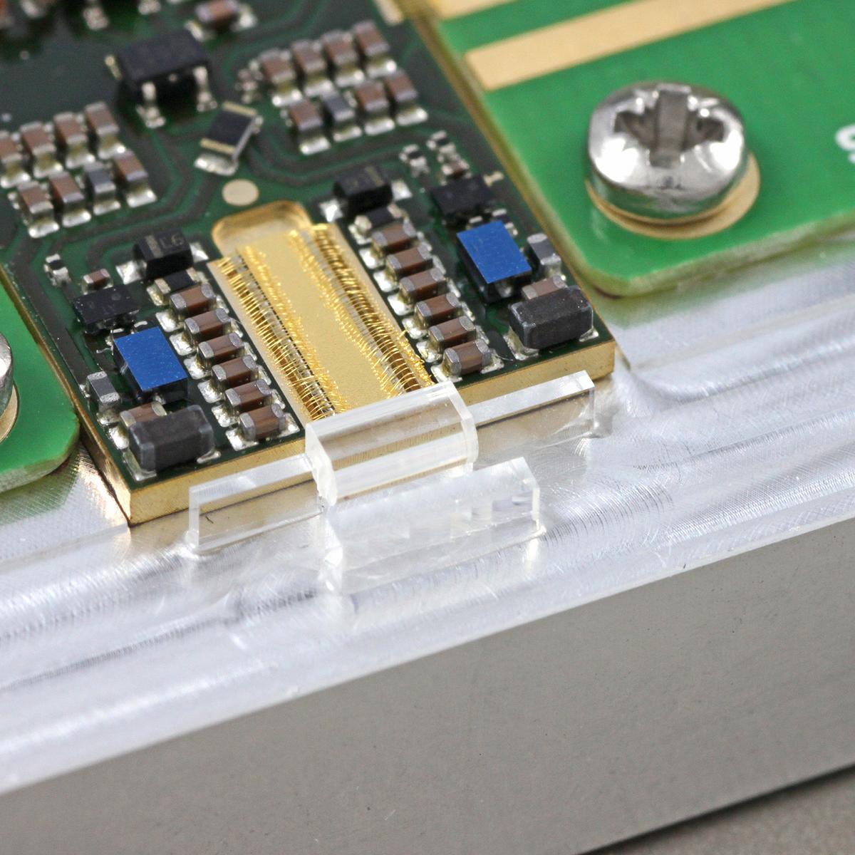Hochstrom-Nanosekunden-Lasertreiber mit integrierter Rippenwellenleiter-Laserdiode für LiDAR-Anwendungen